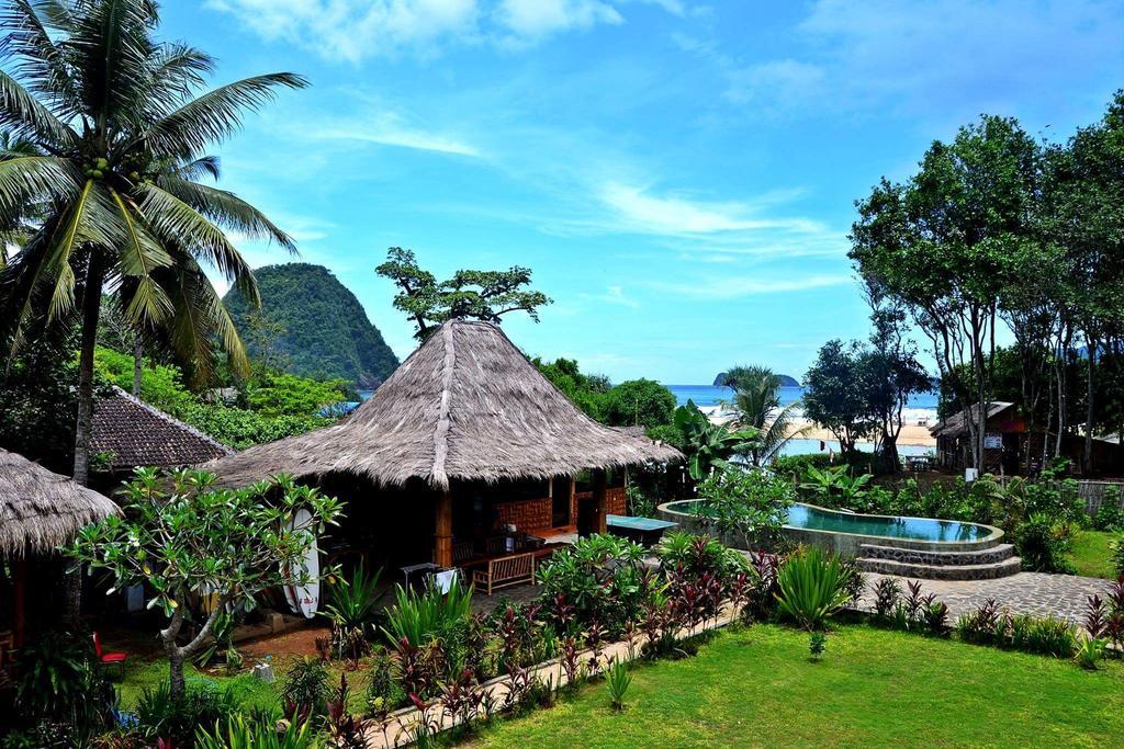 Hotel Mojosurf Camp Red Island Pasanggaran Exterior foto