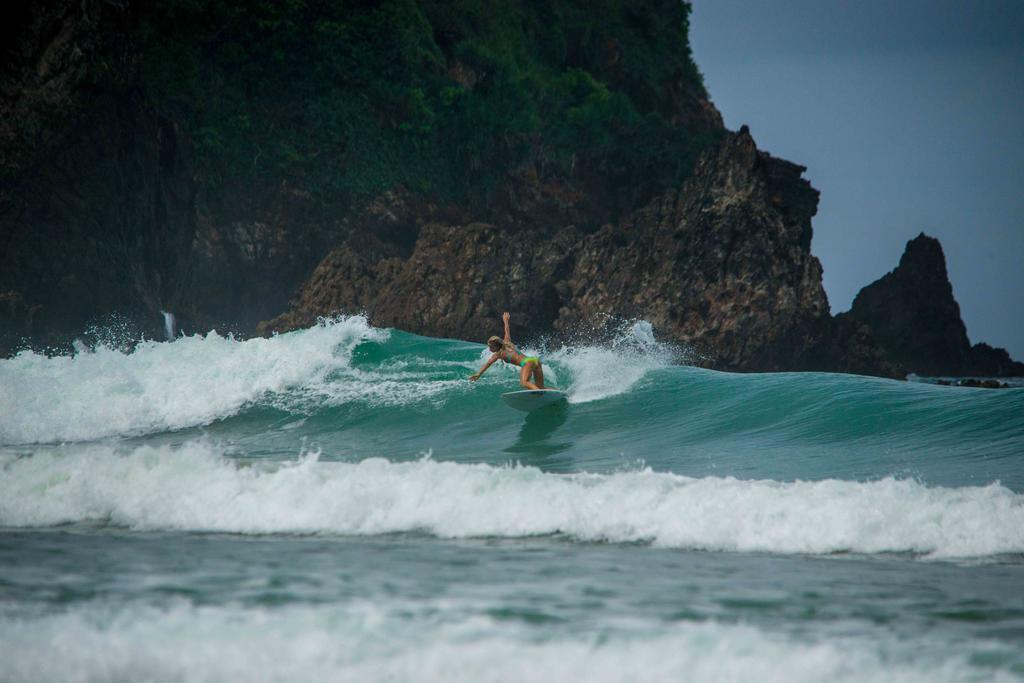 Hotel Mojosurf Camp Red Island Pasanggaran Exterior foto
