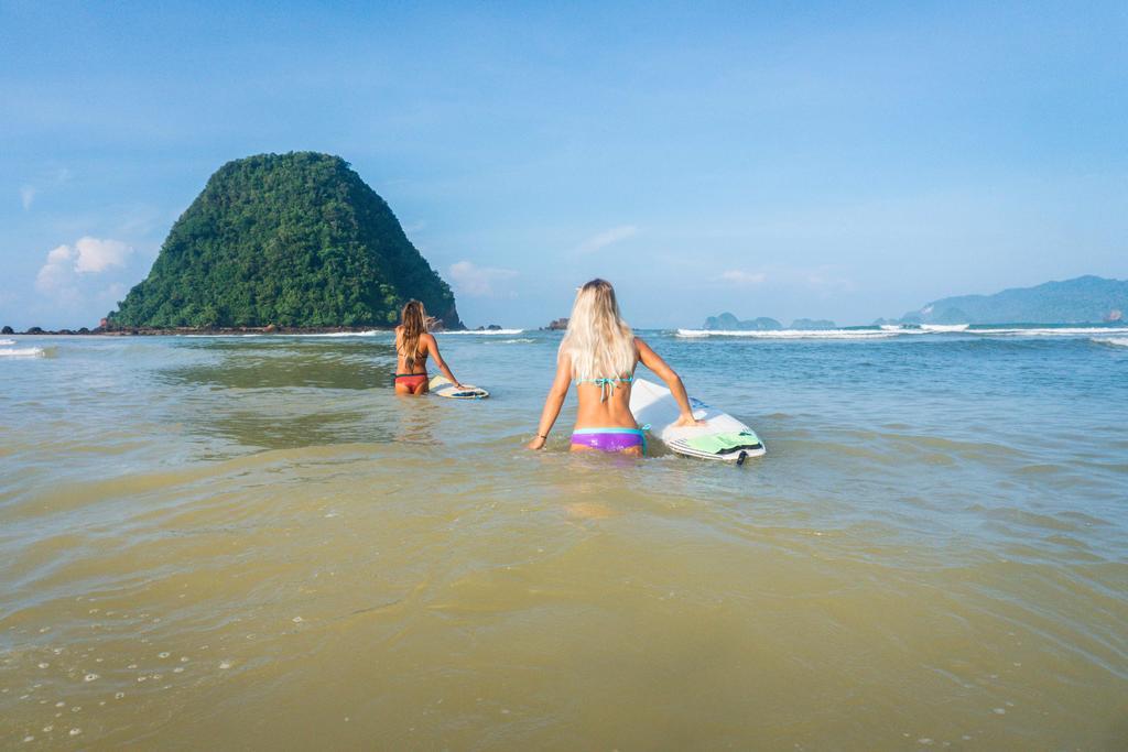 Hotel Mojosurf Camp Red Island Pasanggaran Exterior foto