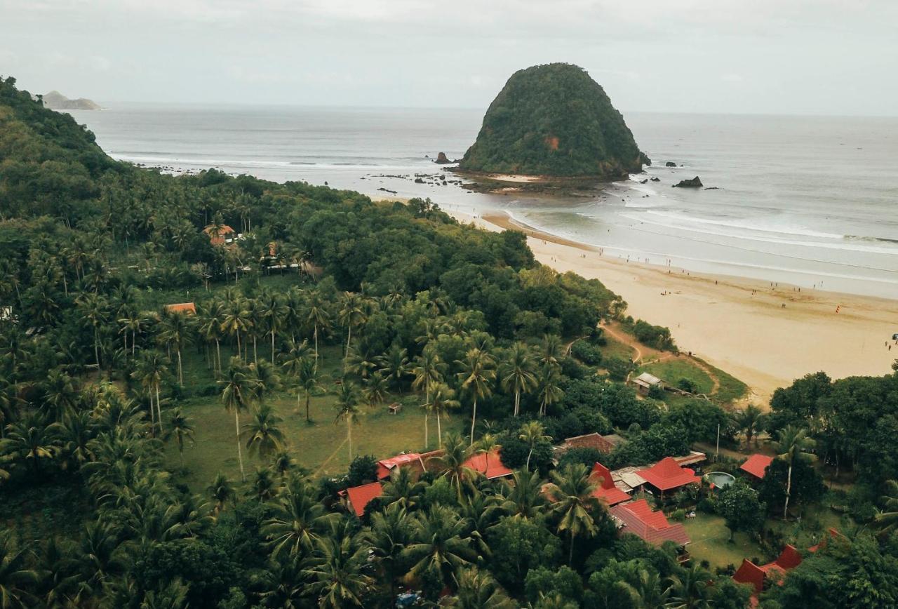 Hotel Mojosurf Camp Red Island Pasanggaran Exterior foto