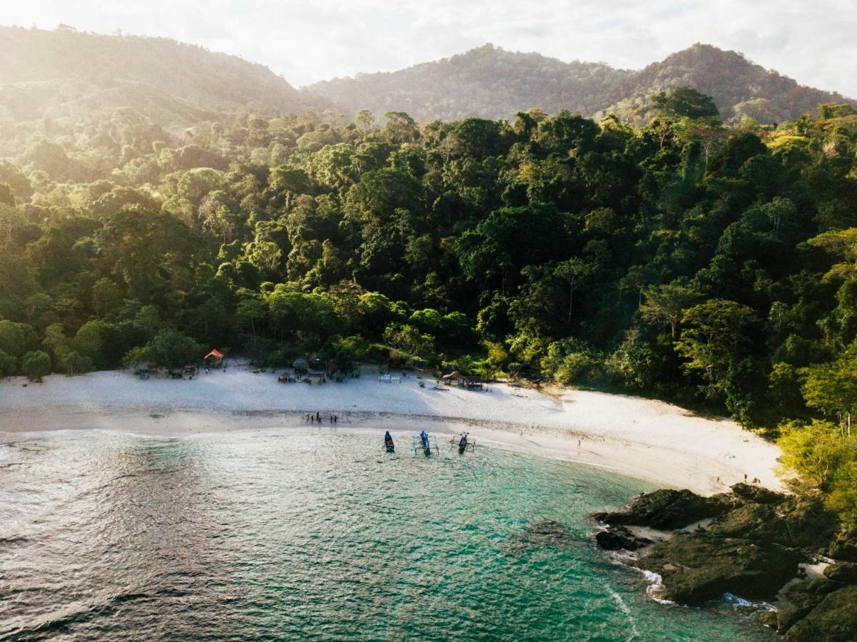 Hotel Mojosurf Camp Red Island Pasanggaran Exterior foto