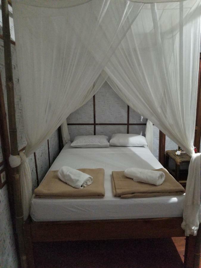 Hotel Mojosurf Camp Red Island Pasanggaran Exterior foto